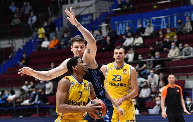 Russia Basketball Euroleague Zenit - Maccabi 6729123 23.12.2021 Zenit?s Arturas Gudaitis prepares to throw the ball against Maccabi?s Kameron Taylor during the Euroleague basketball match between Zenit St.Petersburg and Maccabi Tel Aviv, in Moscow, Russia. Alexander Galperin Sputnik St.Petersburg Russia  Copyright: xAlexanderxGalperinx