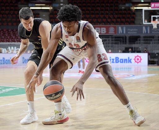 23 12 2021, xemx, Basketball Euroleague, FC Bayern Muenchen Baskonia Vitoria Gasteiz emspor, v l Vladimir Lucic FC Bayern Basketball , Steven Enoch Baskonia Vitoria Gasteiz duel, action, action, battle for the ball Muenchen