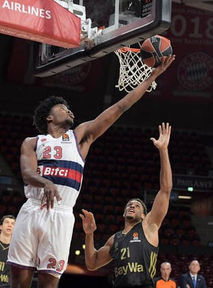 23 12 2021, xemx, Basketball Euroleague, FC Bayern Muenchen Baskonia Vitoria Gasteiz emspor, v l Steven Enoch Baskonia Vitoria Gasteiz with a lay-up, Augustine Rubit FC Bayern Basketball Muenchen