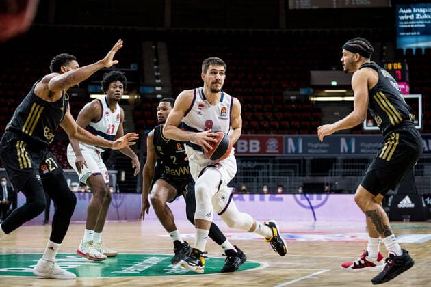Turkish Airlines EuroLeague FC Bayern Muenchen Basketball Bitci Baskonia Vitoria Gasteiz 23 12 2021 Augustne Rubit FC Bayern, 21 , Wade Baldwin FC Bayern, 2 , Vana Marinkovic BITCI Baskonia Vitoria Gasteiz, 9 , Jason George FC Bayern, 12 Turkish Airlines EuroLeague FC Bayern Muenchen Basketball Bitci Baskonia Vitoria Gasteiz 23 12 2021 Audi Dome, Muenchen Bayern Copyright: xBEAUTIFULxSPORTS Wunderlx