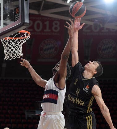 23 12 2021, xemx, Basketball Euroleague, FC Bayern Muenchen Baskonia Vitoria Gasteiz emspor, v l Steven Enoch Baskonia Vitoria Gasteiz , Vladimir Lucic FC Bayern Basketball Zweikampf, action, action, battle for the ball Muenchen