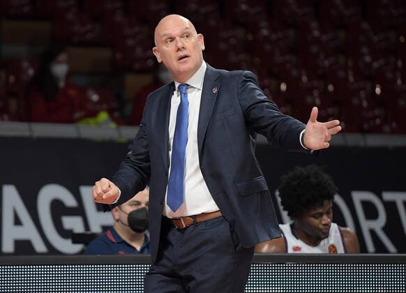 23 12 2021, xemx, basketball euroleague, FC Bayern Muenchen Baskonia Vitoria Gasteiz emspor, v l head coach Neven Spahija Baskonia Vitoria Gasteiz gives instructions, gestures with arms, gesticulate, gives instructions Muenchen