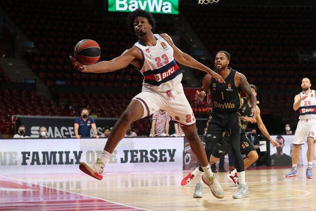 Steven Enoch Baskonia Vitoria Gasteiz, 23 saves the ball GER, FC Bayern Basketball vs Baskonia Vitoria Gasteiz, basketball, EuroLeague, 2021 2022 season, 23 12 2021, GER, FC Bayern Basketball vs Baskonia Vitoria Gasteiz, basketball, EuroLeague, 2021 2022 season, 23 12 2021, Muenchen Copyright: xEIBNER MarcelxEngelbrechtx EP_EER