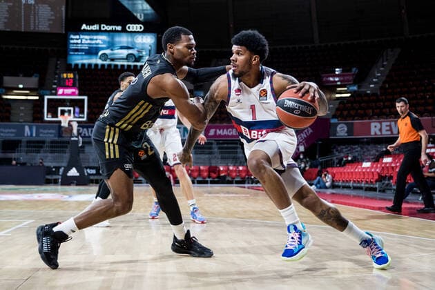 Turkish Airlines EuroLeague FC Bayern Muenchen Basketball Bitci Baskonia Vitoria Gasteiz 23 12 2021 Wade Baldwin FC Bayern, 2 , Lamar Peters BITCI Baskonia Vitoria Gasteiz, 1 Turkish Airlines EuroLeague FC Bayern Muenchen Basketball Bitci Baskonia Vitoria Gasteiz 23 12 2021 Audi Dome, Munich Bayern Copyright: xBEAUTIFULxSPORTS Wunderlx