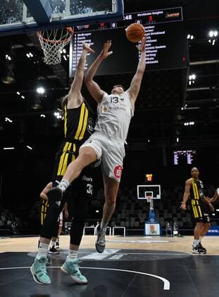 23 12 2021 Basketball Season 2021 2022 2 Bundesliga Pro A 15 Spieltag Nürnberg Falcons Basketball Club NBC Kirchheim Knights Noah Starkey 32, Kirchheim Knights Jonathan Maier 13, Nürnberg Falcons BC NBC
