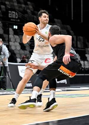 23 12 2021 Basketball Season 2021 2022 2 Bundesliga Pro A 15 Game Nuremberg Falcons Basketball Club NBC Kirchheim Knights Tim Köpple Koepple 25, Nuremberg Falcons BC NBC Basnik Bekteshi 77, Kirchheim Knights