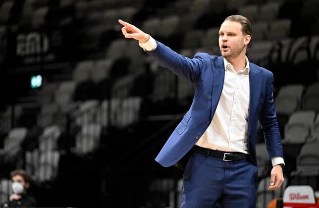 23 12 2021 Basketball Season 2021 2022 2 Bundesliga Pro A 15 Spieltag Nürnberg Falcons Basketball Club NBC Kirchheim Knights Vytautas Buzas coach head coach Nürnberg Falcons BC NBC indicates