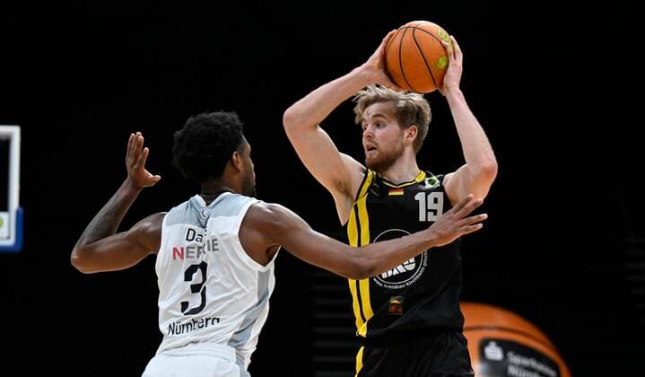 23 12 2021 Basketball Season 2021 2022 2 Bundesliga Pro A 15 Game Nuremberg Falcons Basketball Club NBC Kirchheim Knights Antonio Lee AJ Davis Jr 3, Nuremberg Falcons BC NBC Till Pape 19, Kirchheim Knights