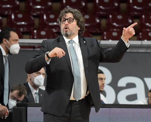 23 12 2021, xemx, basketball euroleague, FC Bayern Muenchen Baskonia Vitoria Gasteiz emspor, v l head coach Andrea Trinchieri FC Bayern Basketball gives instructions, gestures with arms, gesticulate, gives instructions Muenchen