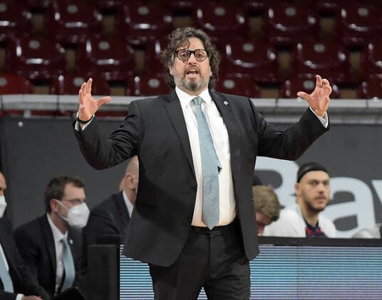 23 12 2021, xemx, basketball euroleague, FC Bayern Muenchen Baskonia Vitoria Gasteiz emspor, v l head coach Andrea Trinchieri FC Bayern Basketball gives instructions, gestures with arms, gesticulate, gives instructions Muenchen