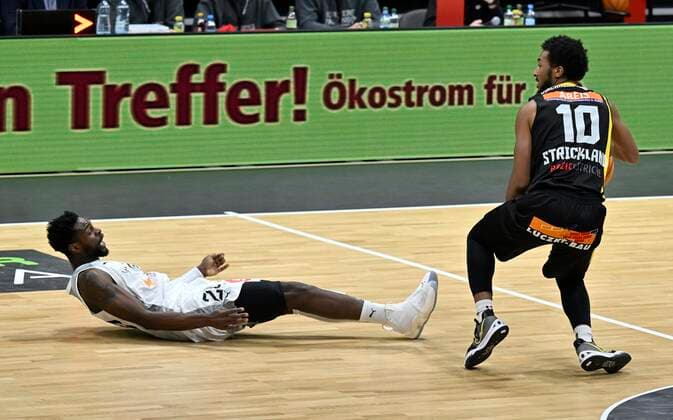 23 12 2021 Basketball Season 2021 2022 2 Bundesliga Pro A 15 Game Nuremberg Falcons Basketball Club NBC Kirchheim Knights Roland L Amour Nyama 24, Nuremberg Falcons BC NBC Elijah Jarod Strickland 10, Kirchheim Knights