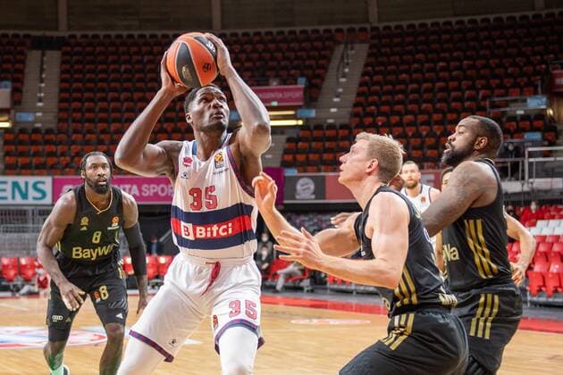 Landry Nnoko 35 Baskonia Vitoria Gasteiz , Ognjen Jaramaz 10 FC Bayern , FC Bayern Basketball vs Baskonia Vitoria Gasteiz, Euroleague, 23 12 2021 Muenchen Bayern Germany Copyright: xkolbert-press UlrichxGamelx