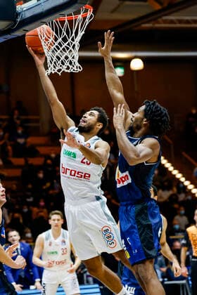 left Kenneth Ogbe Brose Bamberg, 25 right 08 Terrell Harris HAKRO Merlins Crailsheim HAKRO Merlins Crailsheim Brose Bamberg, easyCredit Basketball Bundesliga, Season 2021 2022, 19 Matchday, Crailsheim, Germany, 12 11 2021, Arena Hohenlohe Photo Daniel Löb Loeb Copyright: DanielxLöb