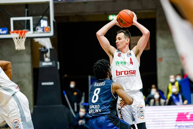 left Omar Prewitt Brose Bamberg, 04 right 08 Terrell Harris HAKRO Merlins Crailsheim HAKRO Merlins Crailsheim Brose Bamberg, easyCredit Basketball Bundesliga, Season 2021 2022, 19 Matchday, Crailsheim, Germany, 12 11 2021, Arena Hohenlohe Copyright: DanielxLöb