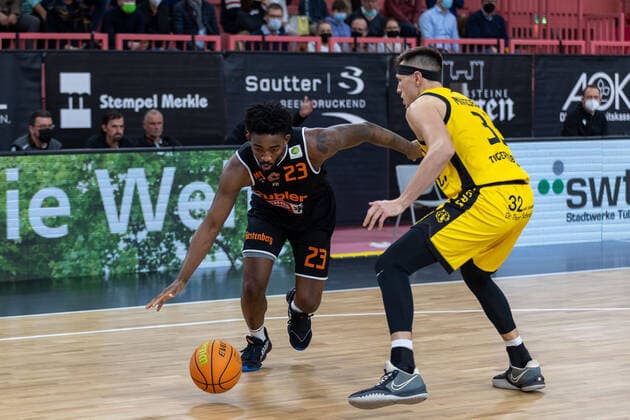 Raiquan Leeandre Clark wiha Panthers Schwenningen, 23 Ryan Mikesell Tigers Tuebingen, 33 Tigers Tuebingen vs wiha Panthers Schwenningen, 2 Basketball Bundesliga, Pro A, Barmer 2 Basketball, 15 Spieltag , Spielzeit 2021 2022, 23 12 2021 Tigers Tuebingen vs wiha Panthers Schwenningen, 2 Basketball Bundesliga, Pro A, Barmer 2 Basketball, 15 Spieltag, Spielzeit 2021 2022, 23 12 2021 Tuebingen Copyright: xNinaxSanderx xEibnerxPressefotox EP_NSR