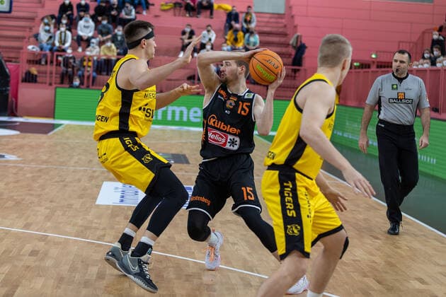 Ryan Mikesell Tigers Tuebingen, 33 Leon Hoppe wiha Panthers Schwenningen, 15 Aatu Kivimaeki Tigers Tuebingen, 12 Tigers Tuebingen vs wiha Panthers Schwenningen, 2 Basketball Bundesliga, Pro A, Barmer 2 Basketball, 15 Spieltag , Spielzeit 2021 2022, 23 12 2021 Tigers Tuebingen vs wiha Panthers Schwenningen, 2 Basketball Bundesliga, Pro A, Barmer 2 Basketball, 15 Spieltag , Spielzeit 2021 2022, 23 12 2021 Tuebingen Copyright: xNinaxSanderx xEibnerxPressefotox EP_NSR