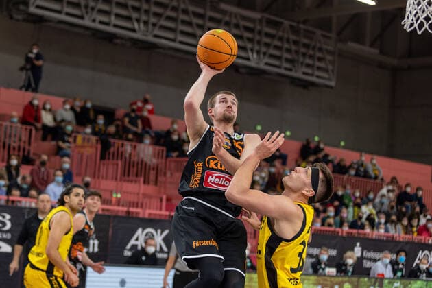 Leon Hoppe wiha Panthers Schwenningen, 15 Ryan Mikesell Tigers Tuebingen, 33 Tigers Tuebingen vs wiha Panthers Schwenningen, 2 Basketball Bundesliga, Pro A, Barmer 2 Basketball, 15 Spieltag , Spielzeit 2021 2022, 23 12 2021 Tigers Tuebingen vs wiha Panthers Schwenningen, 2 Basketball Bundesliga, Pro A, Barmer 2 Basketball, 15 Spieltag, Spielzeit 2021 2022, 23 12 2021 Tuebingen Copyright: xNinaxSanderx xEibnerxPressefotox EP_NSR