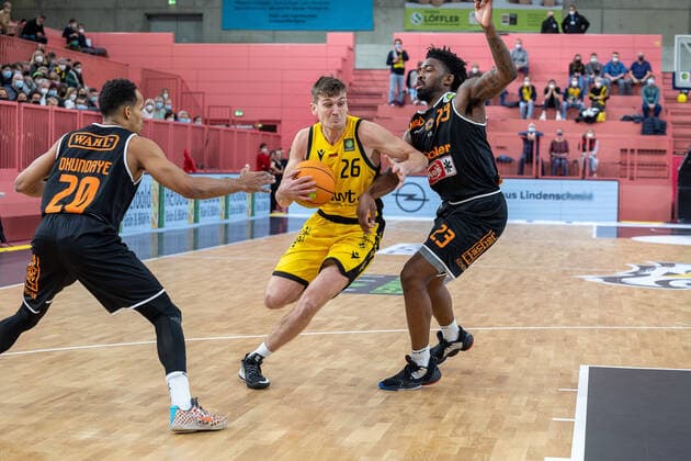 Kelvin Okundaye wiha Panthers Schwenningen, 20 Till Joenke Tigers Tuebingen, 26 Raiquan Leeandre Clark wiha Panthers Schwenningen, 23 Tigers Tuebingen vs wiha Panthers Schwenningen, 2 Basketball Bundesliga, Pro A, Barmer 2 Basketball, 15 Matchday , Season 2021 2022, 23 12 2021 Tigers Tuebingen vs wiha Panthers Schwenningen, 2 Basketball Bundesliga, Pro A, Barmer 2 Basketball, 15 Matchday , Season 2021 2022, 23 12 2021 Tuebingen Copyright: xNinaxSanderx xEibnerxPressefotox EP_NSR