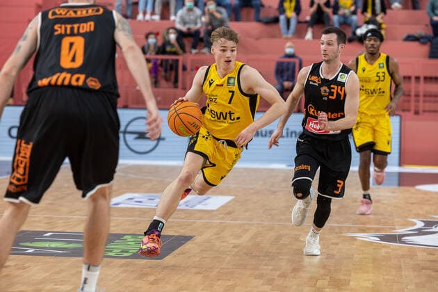 Timo Lanmüller Tigers Tuebingen, 07 David Cohn wiha Panthers Schwenningen, 34 Tigers Tuebingen vs wiha Panthers Schwenningen, 2 Basketball Bundesliga, Pro A, Barmer 2 Basketball, 15 Matchday , Season 2021 2022, 23 12 2021 Tigers Tuebingen vs wiha Panthers Schwenningen, 2 Basketball Bundesliga, Pro A, Barmer 2 Basketball, 15 Matchday , Season 2021 2022, 23 12 2021 Tuebingen Copyright: xNinaxSanderx xEibnerxPressefotox EP_NSR