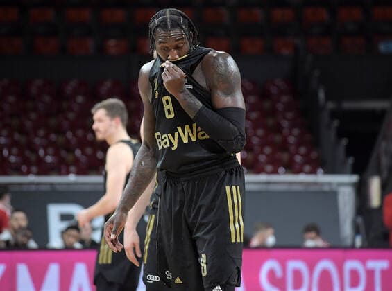 23 12 2021, xemx, Basketball Euroleague, FC Bayern Muenchen Baskonia Vitoria Gasteiz emspor, v l team, players, disappointed, disappointed looking at the end of the match, dissapointed at the end of the match Othello Hunter FC Bayern Basketball Muenchen