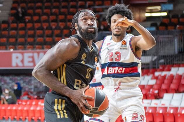 Othello Hunter 8 FC Bayern , Steven Enoch 23 Baskonia Vitoria Gasteiz , FC Bayern Basketball vs Baskonia Vitoria Gasteiz, Euroleague, 23 12 2021 Muenchen Bayern Germany Copyright: xkolbert-press UlrichxGamelx