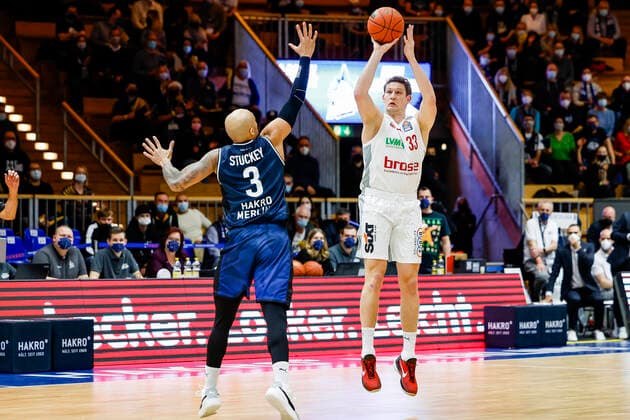 right Patrick Heckmann Brose Bamberg, 33 left 03 Marice Stuckey HAKRO Merlins Crailsheim HAKRO Merlins Crailsheim Brose Bamberg, easyCredit Basketball Bundesliga, Season 2021 2022, 19 Matchday, Crailsheim, Germany, 12 11 2021, Arena Hohenlohe Copyright: DanielxLöb