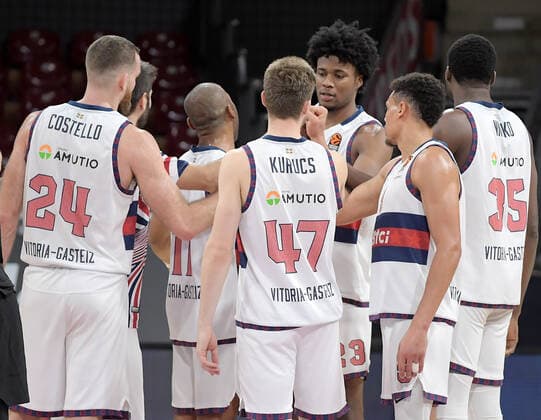 23 12 2021, xemx, Basketball Euroleague, FC Bayern Muenchen Baskonia Vitoria Gasteiz emspor, v l team, players, cheer at the end of the match, celebrate at the end of the match Muenchen