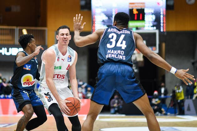 Omar Prewitt Brose Bamberg in duel with T J Shorts Merlins Crailsheim , Richmond Aririguzoh Merlins Crailsheim , GER, HAKRO Merlins Crailsheim vs Brose Bamberg, 23 12 2021, 19 Spieltag easycredit Basketball Bundesliga, Spielzeit 2021 2022 GER, HAKRO Merlins Crailsheim vs Brose Bamberg, 23 12 2021, 19 Spieltag easycredit Basketball Bundesliga, Spielzeit 2021 2022 Crailsheim Copyright: xEibner MichaelxMemmlerx EP_MMR
