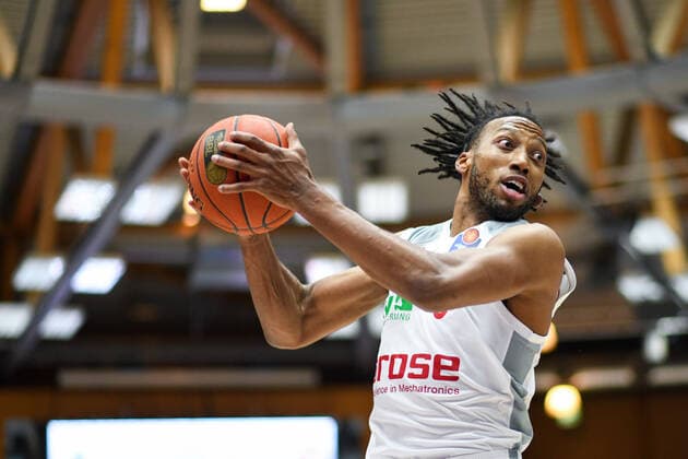 Akil Mitchell Brose Bamberg on the ball, GER, HAKRO Merlins Crailsheim vs Brose Bamberg, 23 12 2021, 19 matchday easycredit Basketball Bundesliga, season 2021 2022 GER, HAKRO Merlins Crailsheim vs Brose Bamberg, 23 12 2021, 19 matchday easycredit Basketball Bundesliga, season 2021 2022 Crailsheim Copyright: xEibner MichaelxMemmlerx EP_MMR