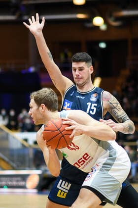 Christian Sengfelder Brose Bamberg in a duel with Bogdan Radosavljevic Merlins Crailsheim , GER, HAKRO Merlins Crailsheim vs Brose Bamberg, 23 12 2021, 19 Matchday easycredit Basketball Bundesliga, Season 2021 2022 GER, HAKRO Merlins Crailsheim vs Brose Bamberg, 23 12 2021, 19 Matchday easycredit Basketball Bundesliga, Season 2021 2022 Crailsheim Copyright: xEibner MichaelxMemmlerx EP_MMR