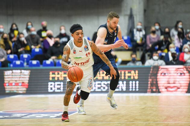 Justin Robinson Brose Bamberg in a duel with Fabian Bleck Merlins Crailsheim , GER, HAKRO Merlins Crailsheim vs Brose Bamberg, 23 12 2021, 19 Matchday easycredit Basketball Bundesliga, Season 2021 2022 GER, HAKRO Merlins Crailsheim vs Brose Bamberg, 23 12 2021, 19 Matchday easycredit Basketball Bundesliga, Season 2021 2022 Crailsheim Copyright: xEibner MichaelxMemmlerx EP_MMR