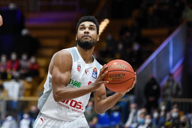 Kenneth Ogbe Brose Bamberg on the ball, GER, HAKRO Merlins Crailsheim vs Brose Bamberg, 23 12 2021, 19 matchday easycredit Basketball Bundesliga, season 2021 2022 GER, HAKRO Merlins Crailsheim vs Brose Bamberg, 23 12 2021, 19 matchday easycredit Basketball Bundesliga, season 2021 2022 Crailsheim Copyright: xEibner MichaelxMemmlerx EP_MMR