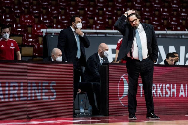 Turkish Airlines EuroLeague FC Bayern Muenchen Basketball Bitci Baskonia Vitoria Gasteiz 23 12 2021 Andrea Trinchieri coach FC Bayern frustrated Turkish Airlines EuroLeague FC Bayern Muenchen Basketball Bitci Baskonia Vitoria Gasteiz 23 12 2021 Audi Dome, Muenchen Bayern Copyright: xBEAUTIFULxSPORTS Wunderlx