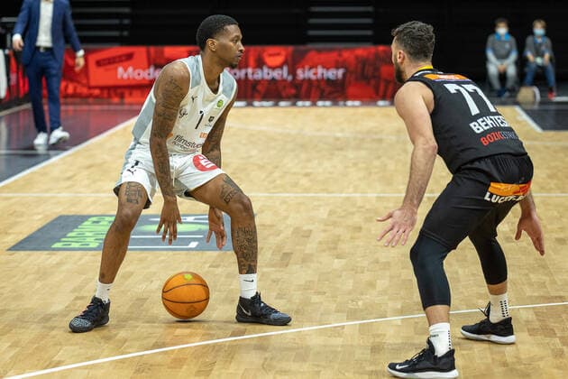 Dupree Mc Brayer Nuernberg Falcons BC, 01 , Besnik Bekteshi VfL Kirchheim Knights, 77 , Nuernberg Falcons BC vs VfL Kirchheim Knights, Basketball, 2 Bundesliga Pro A, 15 Spieltag, 23 12 2021 Nuernberg Falcons BC vs VfL Kirchheim Knights, Basketball, 2 Bundesliga Pro A, 15 Spieltag, 23 12 2021 Nuernberg Copyright: xEIBNER GuenerxSantemizx EP_GSZ