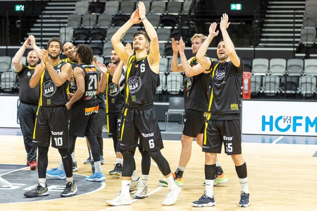 Kirchheim, team, cheers, victory, after end of game, Nuernberg Falcons BC vs VfL Kirchheim Knights, Basketball, 2 Bundesliga Pro A, 15 Spieltag, 23 12 2021 Nuernberg Falcons BC vs VfL Kirchheim Knights, Basketball, 2 Bundesliga Pro A, 15 Spieltag, 23 12 2021 Nuernberg Copyright: xEIBNER GuenerxSantemizx EP_GSZ