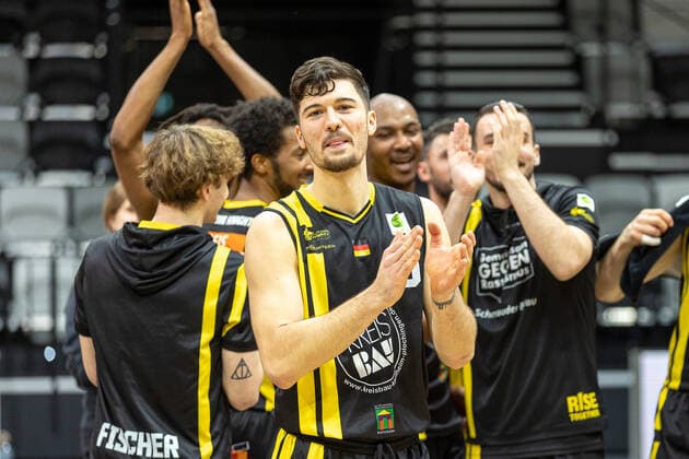 Luka Kamber VfL Kirchheim Knights, 06 , cheers, cheers, after end of game, Nuernberg Falcons BC vs VfL Kirchheim Knights, Basketball, 2 Bundesliga Pro A, 15 Spieltag, 23 12 2021 Nuernberg Falcons BC vs VfL Kirchheim Knights, Basketball, 2 Bundesliga Pro A, 15 Spieltag, 23 12 2021 Nuernberg Copyright: xEIBNER GuenerxSantemizx EP_GSZ