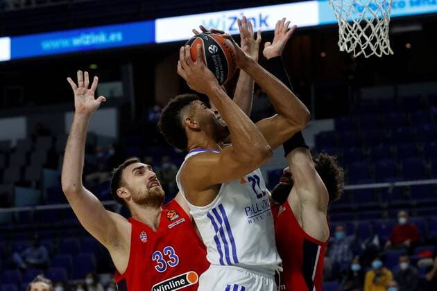 Real Madrid s center Walter Tavares (C) in action against CSKA s center Nikola Milutinov (L) and forward Tornike Toko Shengelia (R) during the Euroleague game between Real Madrid and CSKA Moscow at Wizink Center in Madrid, Spain, 23 December 2021. Real Madrid - CSKA Moscow !ACHTUNG: NUR REDAKTIONELLE NUTZUNG!  Copyright: xJUANJOxMARTINx(es-ES)x GRAF2070 20211223-edb8957750b800e8903575ad2f5bc80f8e8b3a07