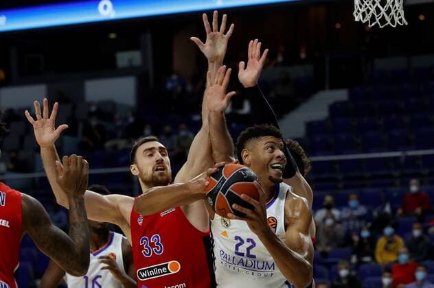Real Madrid s center Walter Tavares (R) in action against CSKA s center Nikola Milutinov (L) during the Euroleague game between Real Madrid and CSKA Moscow at Wizink Center in Madrid, Spain, 23 December 2021. Real Madrid - CSKA Moscow !ACHTUNG: NUR REDAKTIONELLE NUTZUNG!  Copyright: xJUANJOxMARTINx(es-ES)x GRAF2069 20211223-b183cbfdf3ef9bd38e0f0116a6fa16f39af61f71