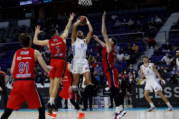 Real Madrid s guard Nigel Williams-Goss (C) in action against CSKA s forward Nikita Kurbanov (R) and guard Iffe Lundberg (2-L) during the Euroleague game between Real Madrid and CSKA Moscow at Wizink Center in Madrid, Spain, 23 December 2021. Real Madrid - CSKA Moscow !ACHTUNG: NUR REDAKTIONELLE NUTZUNG!  Copyright: xJUANJOxMARTINx(es-ES)x GRAF2073 20211223-ef7fee1a0743e2268fd8f165f9f0152cd7fa7a5b