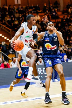left Shannon Scott Brose Bamberg, 07 right 34 Richmond Aririguzoh HAKRO Merlins Crailsheim HAKRO Merlins Crailsheim Brose Bamberg, easyCredit Basketball Bundesliga, Season 2021 2022, 19 Matchday, Crailsheim, Germany, 12 11 2021, Arena Hohenlohe Copyright: DanielxLöb