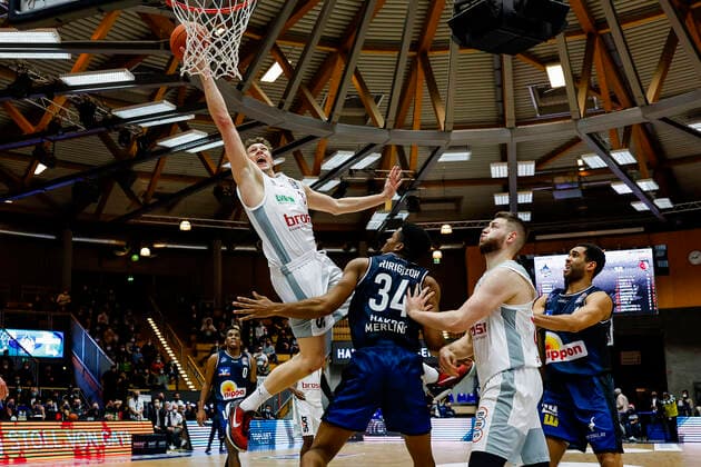 left Patrick Heckmann Brose Bamberg, 33 center 34 Richmond Aririguzoh HAKRO Merlins Crailsheim right Martinas Geben Brose Bamberg, 22 HAKRO Merlins Crailsheim Brose Bamberg, easyCredit Basketball Bundesliga, season 2021 2022, 19 matchday, Crailsheim, Germany, 12 11 2021, Arena Hohenlohe Copyright: DanielxLöb