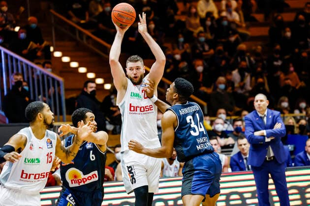 Center Martinas Geben Brose Bamberg, 22 right 34 Richmond Aririguzoh HAKRO Merlins Crailsheim HAKRO Merlins Crailsheim Brose Bamberg, easyCredit Basketball Bundesliga, Season 2021 2022, 19 Matchday, Crailsheim, Germany, 12 11 2021, Arena Hohenlohe Copyright: DanielxLöb