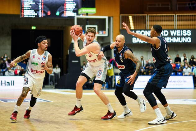Patrick Heckmann Brose Bamberg in a duel with Maurice Stuckey Merlins Crailsheim , GER, HAKRO Merlins Crailsheim vs Brose Bamberg, 23 12 2021, 19 Matchday easycredit Basketball Bundesliga, Season 2021 2022 GER, HAKRO Merlins Crailsheim vs Brose Bamberg, 23 12 2021, 19 Matchday easycredit Basketball Bundesliga, Season 2021 2022 Crailsheim Copyright: xEibner MichaelxMemmlerx EP_MMR