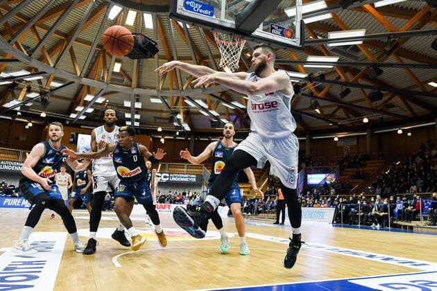 Martinas give Brose Bamberg on the ball, GER, HAKRO Merlins Crailsheim vs Brose Bamberg, 23 12 2021, 19 matchday easycredit Basketball Bundesliga, season 2021 2022 GER, HAKRO Merlins Crailsheim vs Brose Bamberg, 23 12 2021, 19 matchday easycredit Basketball Bundesliga, season 2021 2022 Crailsheim Copyright: xEibner MichaelxMemmlerx EP_MMR