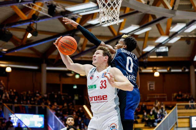 left Patrick Heckmann Brose Bamberg, 33 right 00 T J Shorts HAKRO Merlins Crailsheim HAKRO Merlins Crailsheim Brose Bamberg, easyCredit Basketball Bundesliga, Season 2021 2022, 19 Matchday, Crailsheim, Germany, 12 11 2021, Arena Hohenlohe Copyright: DanielxLöb