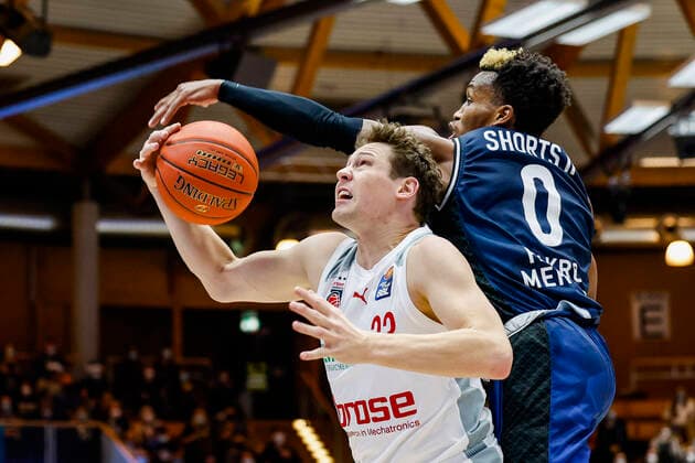 left Patrick Heckmann Brose Bamberg, 33 right 00 T J Shorts HAKRO Merlins Crailsheim HAKRO Merlins Crailsheim Brose Bamberg, easyCredit Basketball Bundesliga, Season 2021 2022, 19 Matchday, Crailsheim, Germany, 12 11 2021, Arena Hohenlohe Copyright: DanielxLöb
