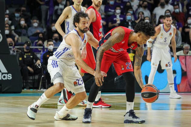 December 23, 2021, MADRID, MADRID, SPAIN: Sergio Llull Melia of Real Madrid and Will Clyburn of CSKA Moscow in action during Turkish Airlines Euroleague basketball match between Real Madrid and CSKA Moscow at Wizink Center on December 23th, 2021 in Madrid, Spain. MADRID SPAIN - ZUMAa181 20211223_zaa_a181_037 Copyright: xIrinaxR.xHipolitox