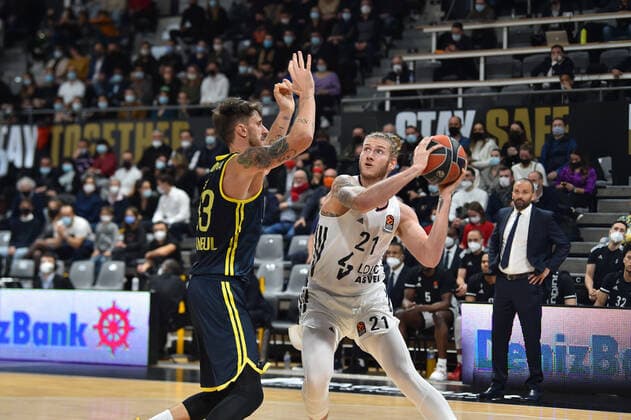 Dylan Osetkowski (asvel) vs Achille Polonara (fenerbahce) BASKETBALL : LDLC ASVEL vs Fenerbahce Istanbul- Euroligue - 15 12 2021 FredericChambert Panoramic 