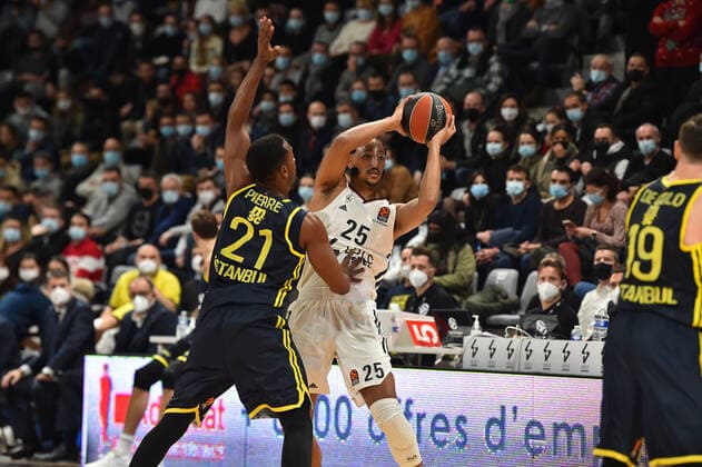 William Howard (asvel) vs Dyshawn Pierre (fenerbahce) BASKETBALL : LDLC ASVEL vs Fenerbahce Istanbul- Euroligue - 15 12 2021 FredericChambert Panoramic 