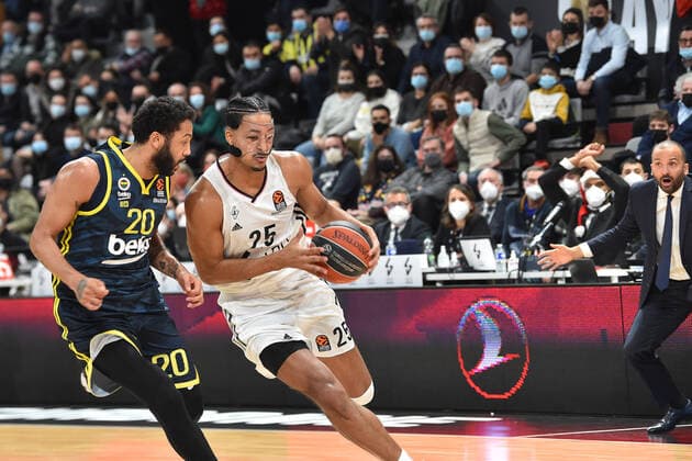 William Howard (asvel) vs Pierria Henry (fenerbahce) BASKETBALL : LDLC ASVEL vs Fenerbahce Istanbul- Euroligue - 15 12 2021 FredericChambert Panoramic 
